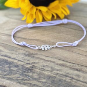 Bransoletka srebrna sznurkowa lawendowa zawierająca listek z kamieniami