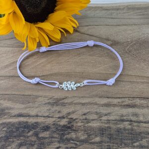 Bransoletka srebrna sznurkowa lawendowa zawierająca listek z kamieniami